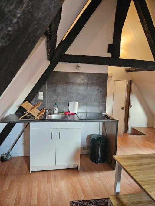 Apartamento Le Petit Medieval Montluçon Exterior foto