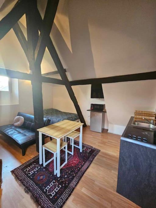 Apartamento Le Petit Medieval Montluçon Exterior foto