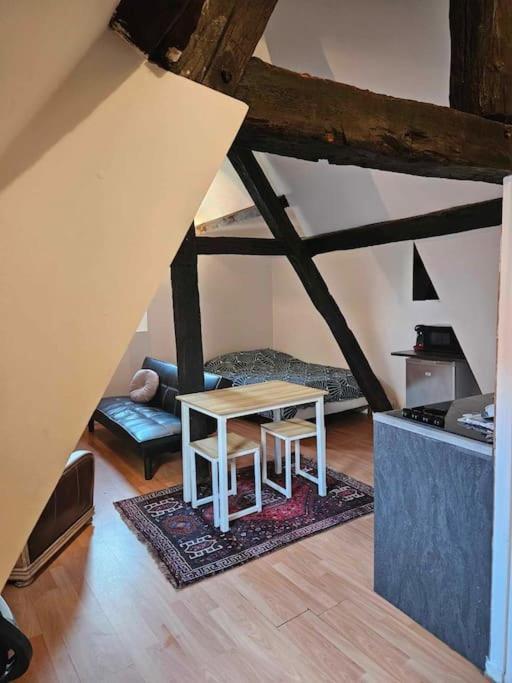 Apartamento Le Petit Medieval Montluçon Exterior foto
